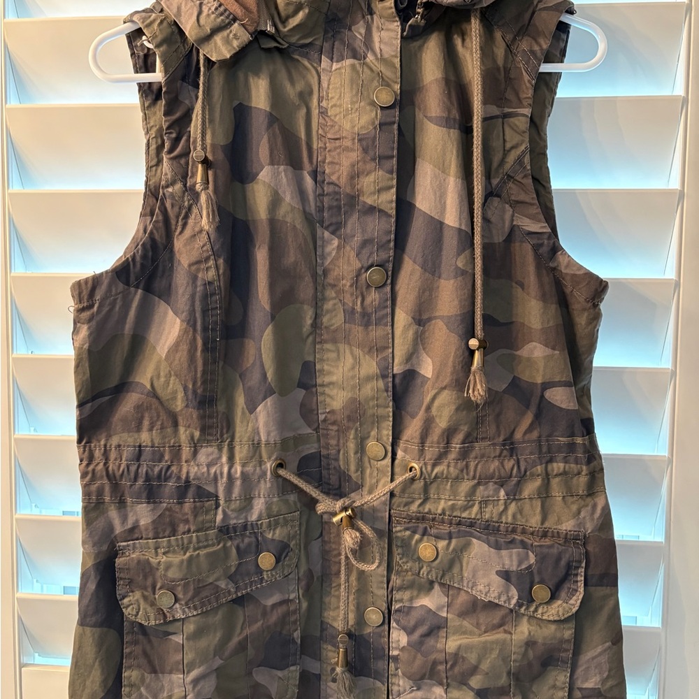 YMI Camouflage Hooded Vest